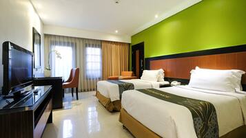Room (DELUXE POOL ACCESS TWIN) | Desk, free WiFi, bed sheets