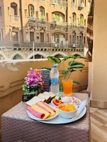 Termasuk sarapan masakan tempatan setiap hari