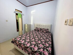 Standard Double Room | Laptop workspace, bed sheets