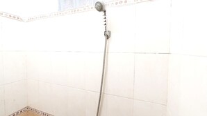 Chuveiro com chuveiro manual e mangueira flexível.