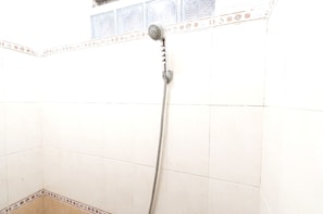 Standaard tweepersoonskamer | Badkamer | Een douche, handdoeken