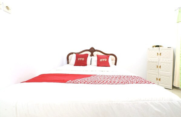 Standard Double Room | Laptop workspace, bed sheets