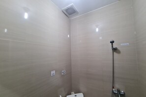 Habitación doble estándar | Baño | Regadera y toallas 