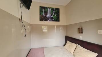 Kamar Double Standar | Ruang kerja ramah laptop, Wi-Fi gratis, dan seprai linen