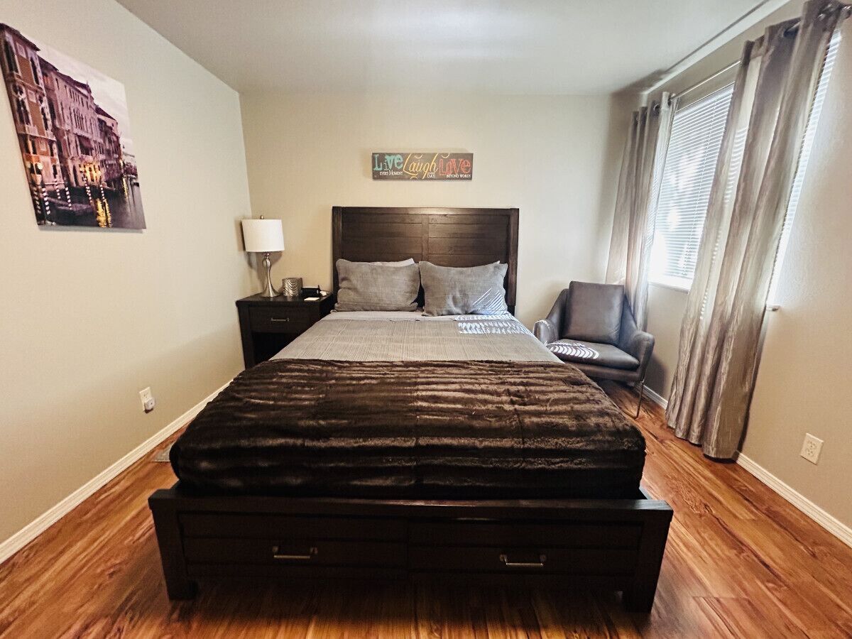 2 Schlafzimmer, Schreibtisch, Bügeleisen/Bügelbrett, Reisekinderbett