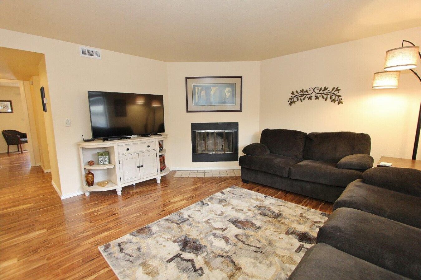 Téléviseur connecté, foyer, livres, sélection de films