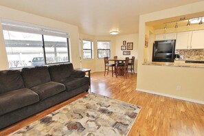 Smart TV, fireplace, books, video library - 2 bedroom Hidden Gem (Boise)