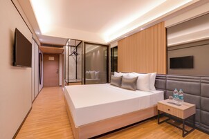 Minibar, escritorio, espacio para trabajar con laptop y wifi gratis