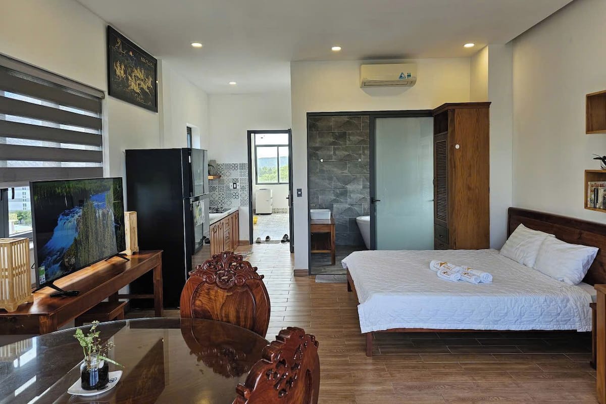 Studio Suite Premium | Bộ đồ giường kháng dị ứng, nệm có lớp đệm bông, bàn 