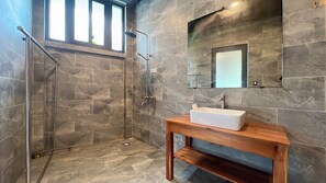 Executive Studio Suite | Bilik Mandi | Gabungan pancuran/tab mandi, hulu semburan hidrourut 