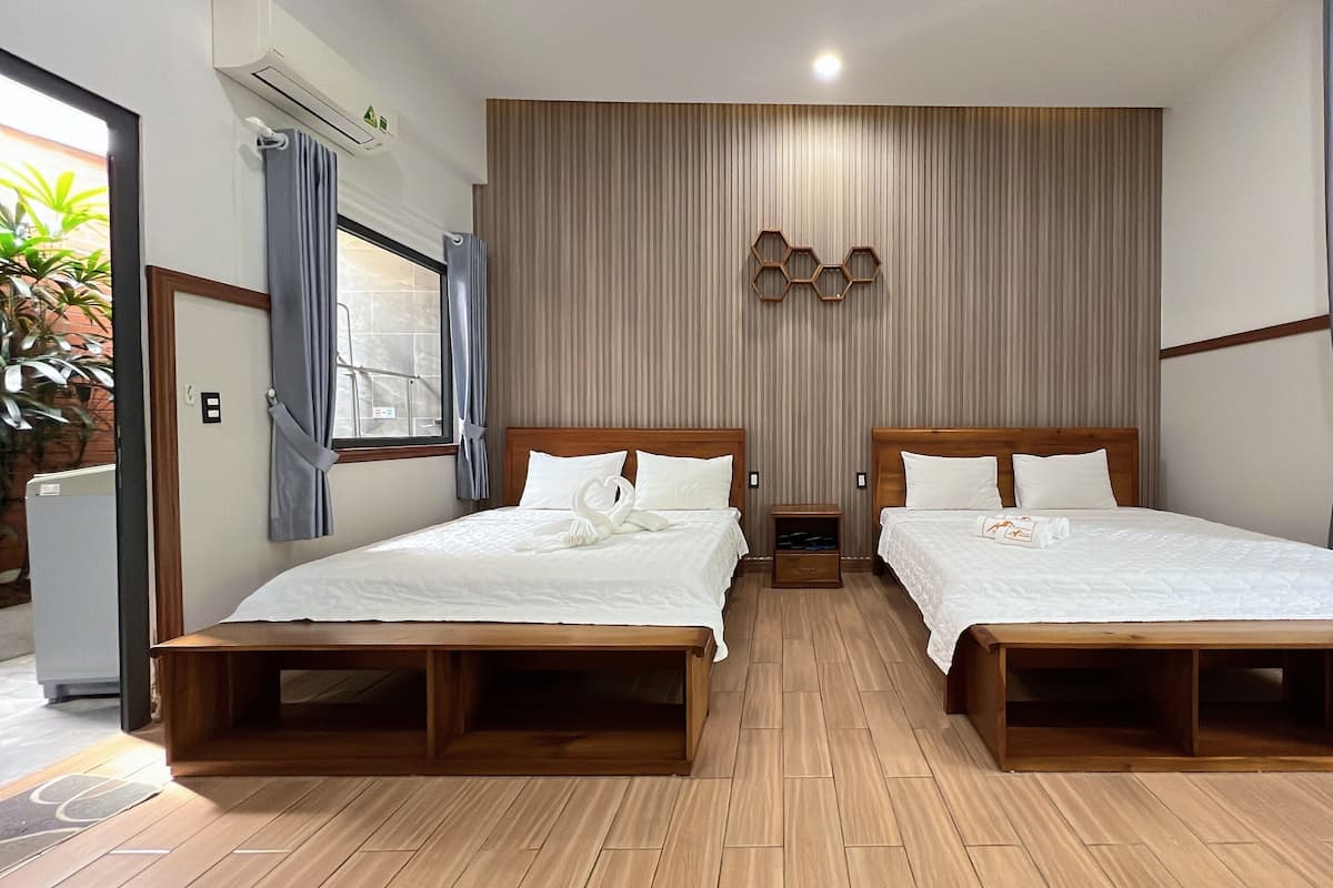 Phòng dành cho gia đình | Bộ đồ giường kháng dị ứng, nệm có lớp đệm bông, bàn 