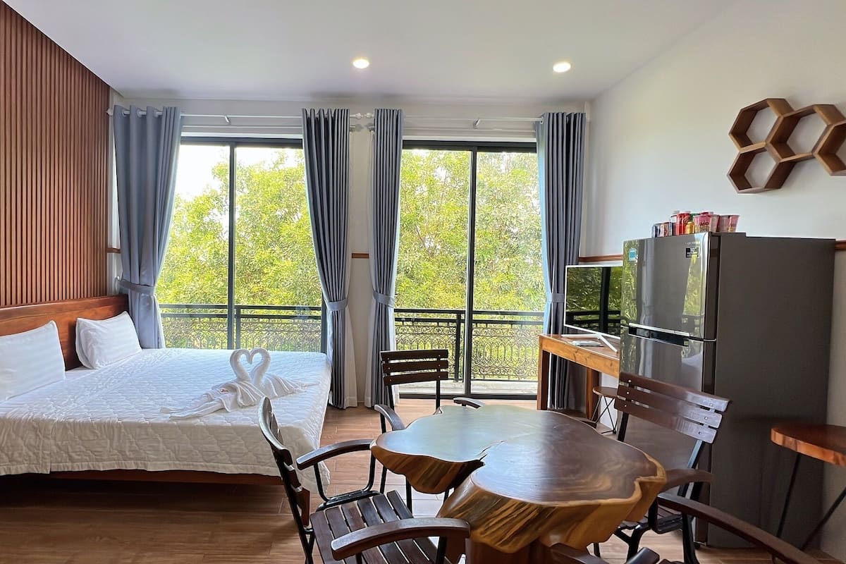 Studio Deluxe | Bộ đồ giường kháng dị ứng, nệm có lớp đệm bông, bàn 