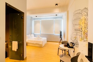 Queen Bed Room | Pengeskab på værelset, lydisolering, gratis Wi-Fi, sengetøj