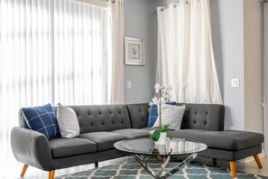 TV - Gorgeous Home with pool and lake view (Kissimmee)