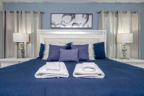 4 bedrooms, iron/ironing board, travel crib, WiFi - Gorgeous Home with pool and lake view (Kissimmee)