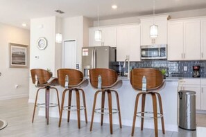 Fridge, microwave, oven, stovetop - Gorgeous Home with pool and lake view (Kissimmee)