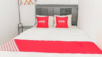 Espacio para trabajar con laptop, wifi gratis y ropa de cama