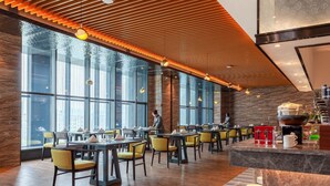 A modern restaurant with wooden ceiling panels, large windows, and yellow chairs. - Ginlan jia hotel Hangzhou Xintiandi (Hangzhou)