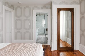 3 bedrooms, desk, iron/ironing board, WiFi