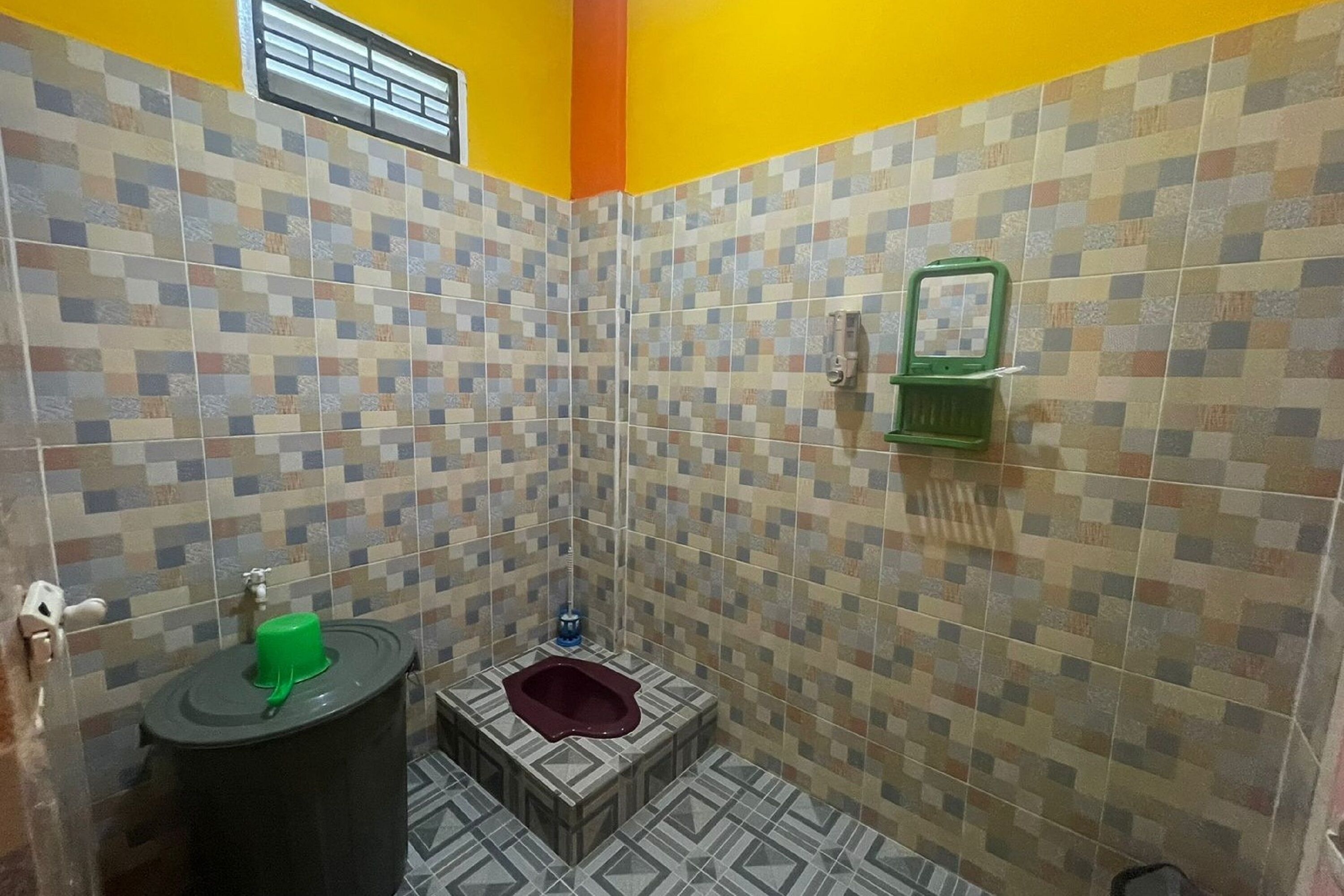 economy double room | bathroom | shower, towels