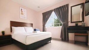 Una habitación de hotel con cama, mesita de noche, escritorio, espejo y ventana con cortinas.