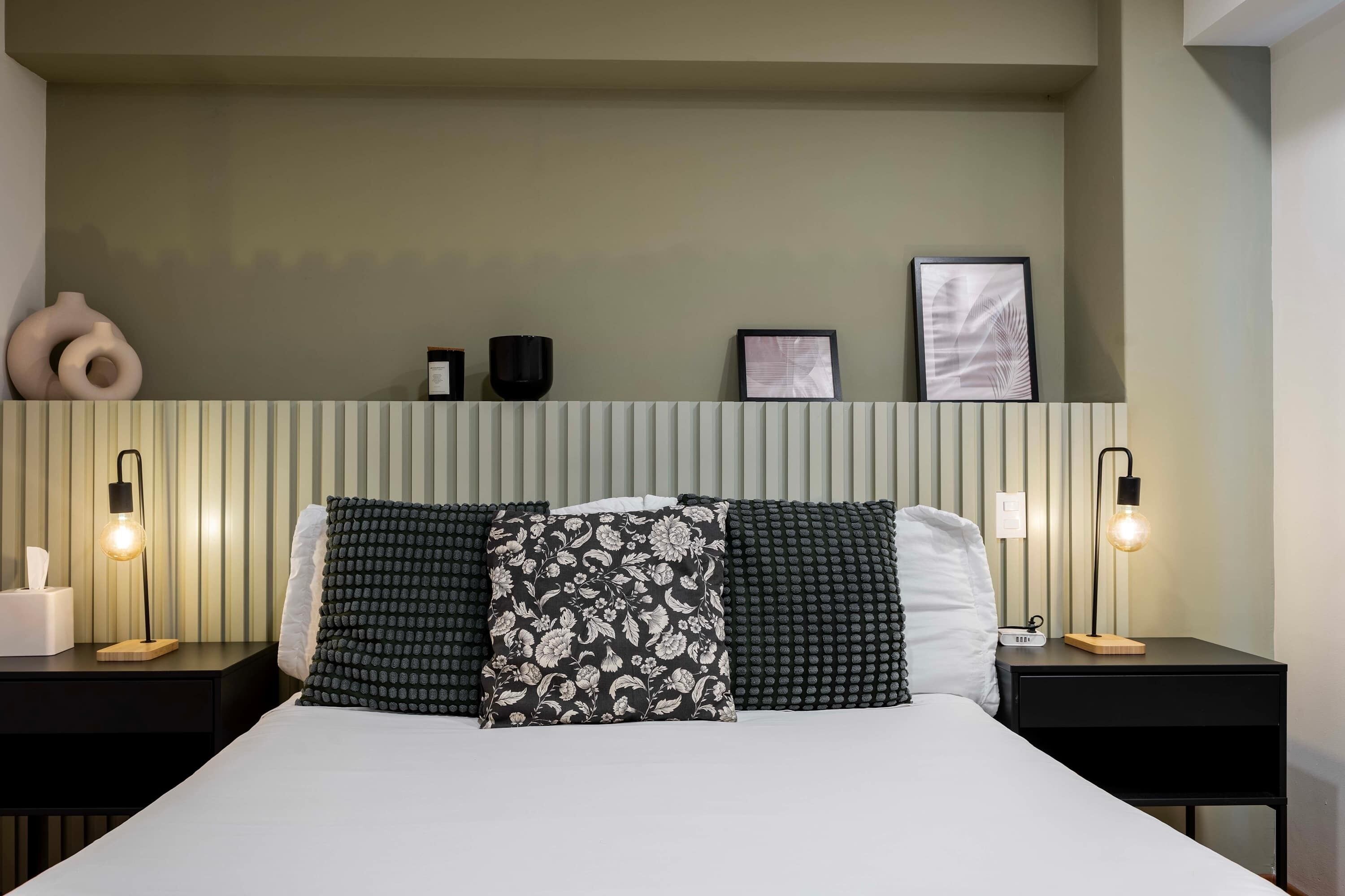 1 makuuhuone, tallelokero huoneessa, työpöytä, silitysrauta/-lauta