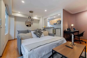 A modern bedroom with a bed, bedside table, and a desk with a chair. - Capitalia - Best Choice  in Anzures (Ciudad de México)