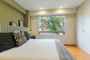 1 Schlafzimmer, Zimmersafe, Schreibtisch, Bügeleisen/Bügelbrett