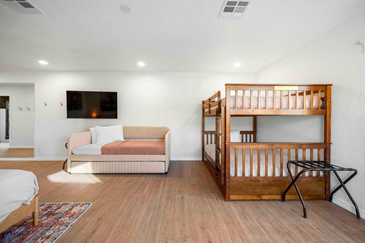 5 habitaciones, escritorio y tabla de planchar con plancha 