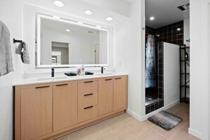 Hair dryer, towels - Epic views! Large uptown home w/ SwimSpa and Sauna (Sedona)