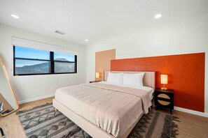 5 間睡房、書桌、熨斗/熨衫板、可攜式嬰兒床