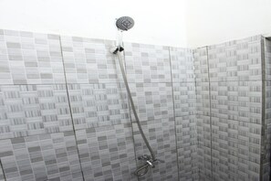 豪華雙人房 | 浴室 | 淋浴設備、毛巾