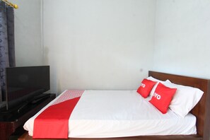 Deluxe Double Room | Desk, laptop workspace, bed sheets - OYO 93267 Barokah Rooms Syariah (Praya)