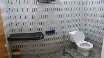 Quarto casal luxo | Banheiro | Chuveiro, toalhas de banho