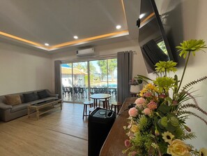 Flat-screen TV - Chang Phueak Chao Samran Beach (Phetchaburi)