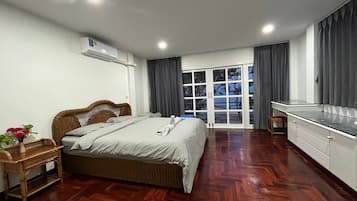 Four-Bedroom Villa - Beach Front | Salle de bain | Douche, chaussons, serviettes fournies