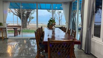 Four-Bedroom Villa - Beach Front | Coin séjour | Télévision à écran plat