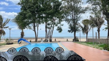 Vista frontal de la propiedad