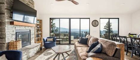 Una televisión, una chimenea, una oficina