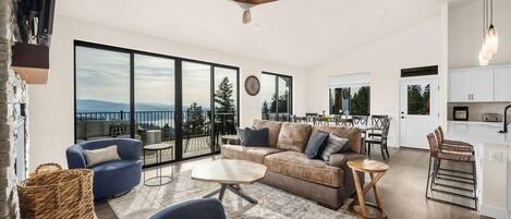 Televisión, chimenea y oficina