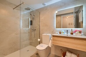 Shower, towels - Modern and comfortable apartment in Javea, Costa Blanca, Spain  with communal pool for 6 persons (Javea)