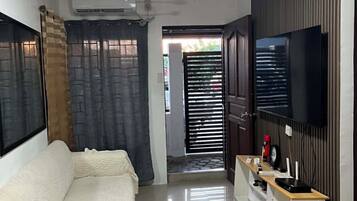 2 bedrooms, desk, WiFi (free), bed sheets