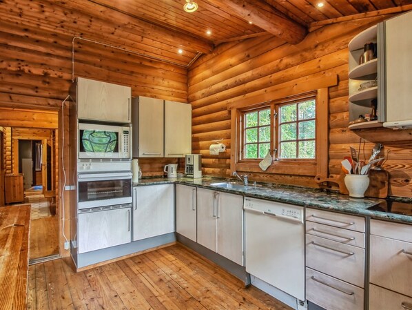 Kühlschrank, Mikrowelle, Ofen, Geschirrspüler