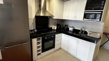 Refrigerador con freezer, microondas, horno, placa de cocina