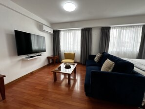 Căn hộ Business, 1 giường cỡ queen, dịch vụ dọn phòng, tầng Executive | Khu phòng khách | Smart TV 55-inch có truyền hình cáp 