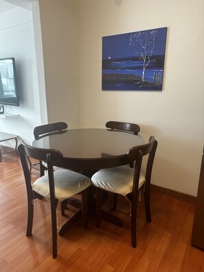 Business-Apartment, 1 Queen-Bett, Zimmerreinigung, Executive-Etage | Essbereich im Zimmer