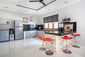 Frigorífico, placa de cocina, cafetera o tetera y utensilios de cocina