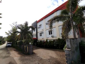 Front of property - Hotel O Wisma Syariah Lahundape (Kendari)