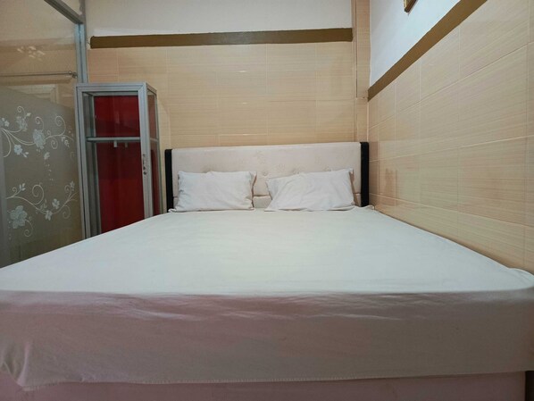 Habitación estándar doble | Espacio para trabajar con un portátil, wifi gratis, ropa de cama