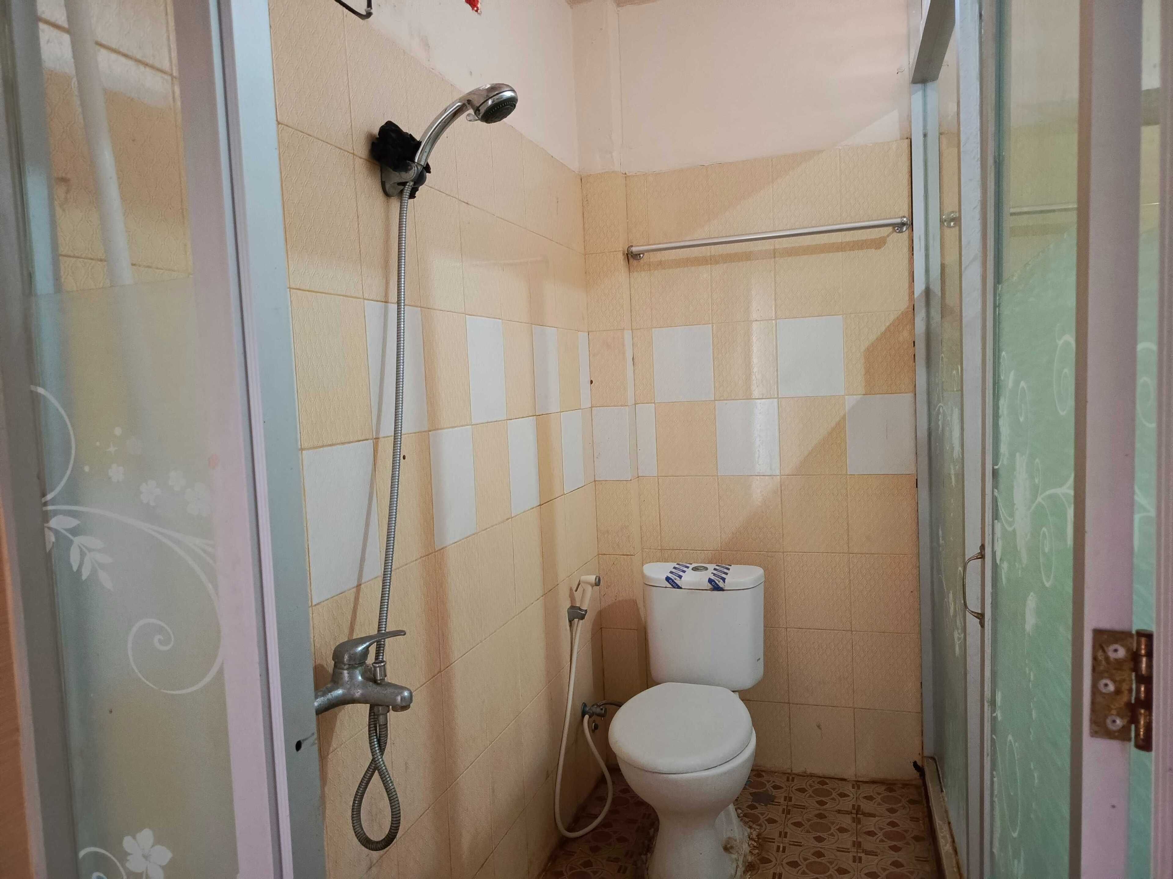 Standaard tweepersoonskamer | Badkamer | Een douche, handdoeken